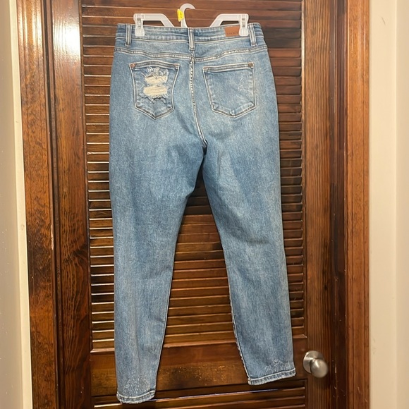Judy Blue Distressed Boyfriend Fit Denim Jeans - Picture 10 of 13